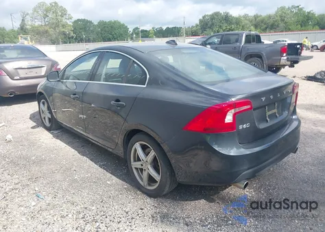 2013 Volvo S60 T5/T5 Platinum/T5 Premier/T5 Premier Plus z USA, uszkodzony, nr VIN YV1612FS6D2181783